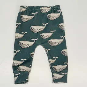 Eddie & Bee organic cotton leggings in Forest Green “Whales" print.