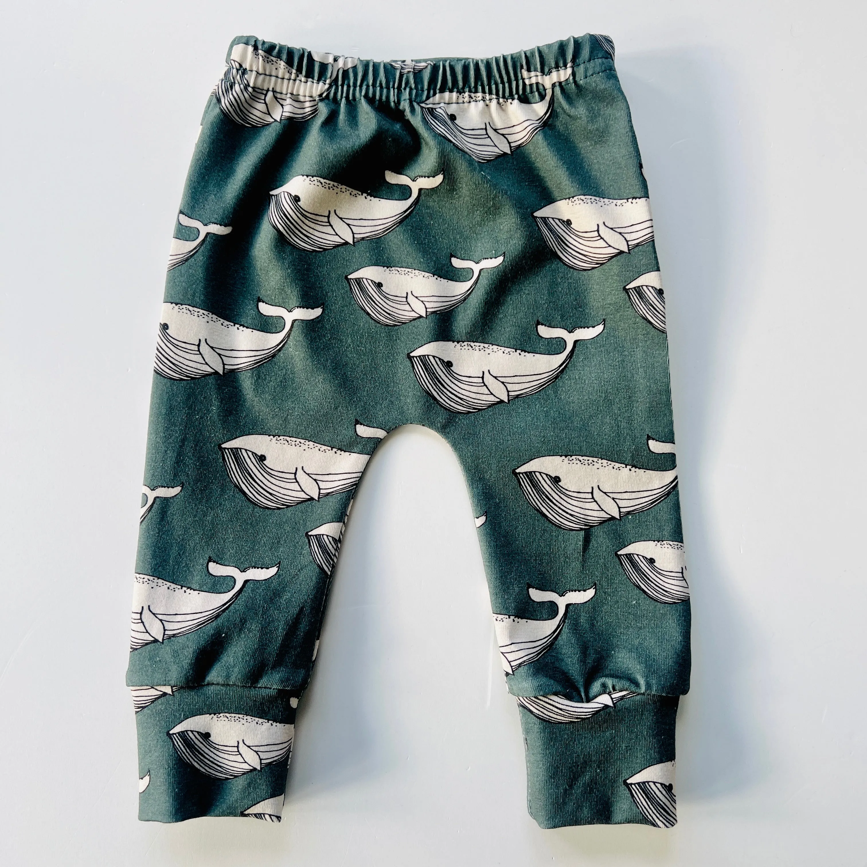 Eddie & Bee organic cotton leggings in Forest Green “Whales" print.